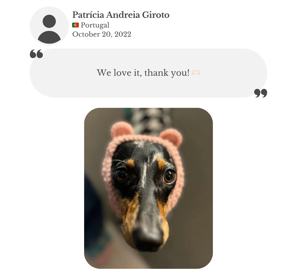 Customer testimonial from Patricia: her dachshund wearing the ‘Cuddlebear’ hand-knitted snood with bear ears in pink from Lana Royals Pet Wear, and she loves it.